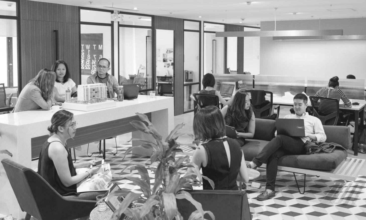 Colaboración profesional en sesión de trabajo